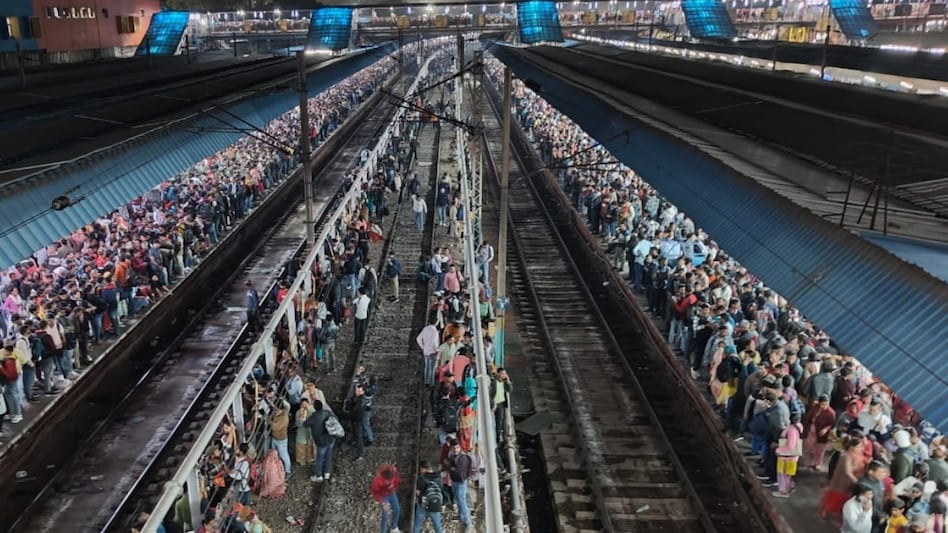 New Delhi Railway Station Stampede: Crowd Chaos at Platform 14